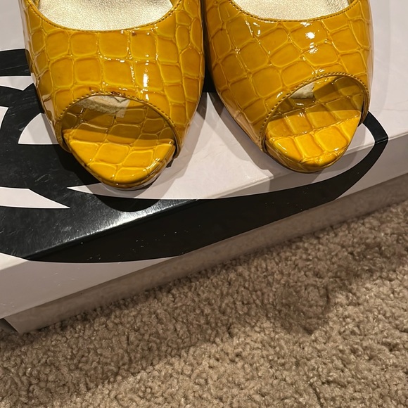 Yellow peep toe heels - Picture 2 of 5